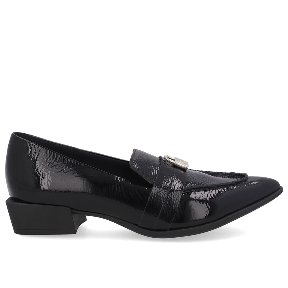 Loafer Couro Preto Bico Fino Enfeite Cadeado