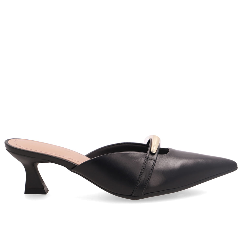 Mule De Couro Preto Com Salto Kitten Heel E Enfeite Dourado