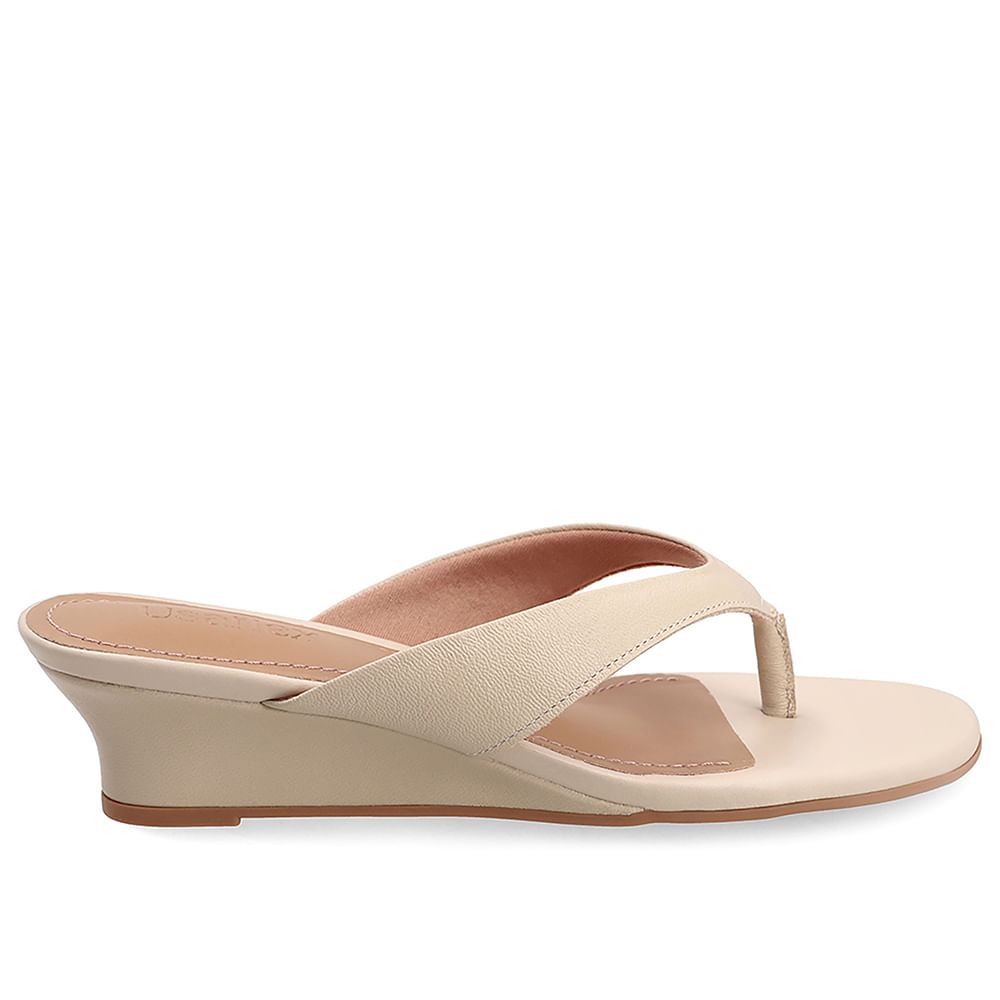 Chinelo Em Couro Bege Com Salto Anabela