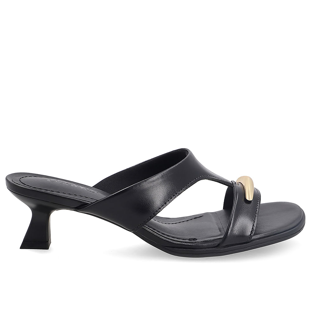 Tamanco Em Couro Preto Com Salto Kitten Heel E Enfeite
