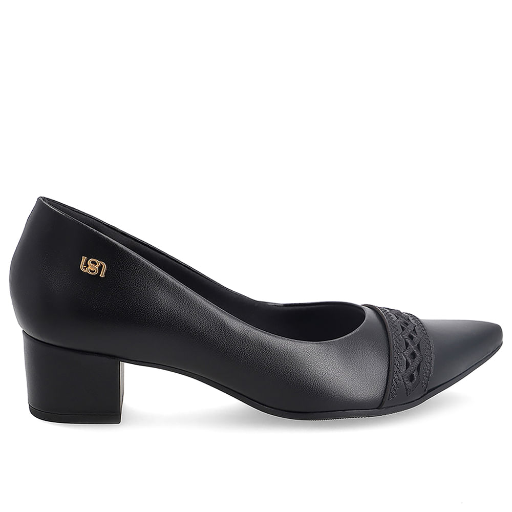 Scarpin Em Couro Preto Com Salto Bloco E Detalhe Bordado