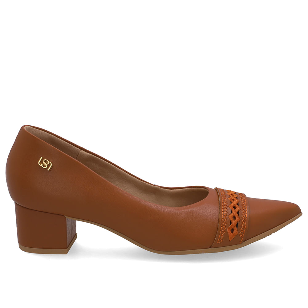 Scarpin Em Couro Marrom Com Salto Bloco E Detalhe Bordado